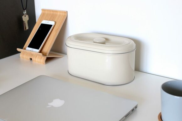 蓋がある缶はアダプターや充電器の収納にぴったり