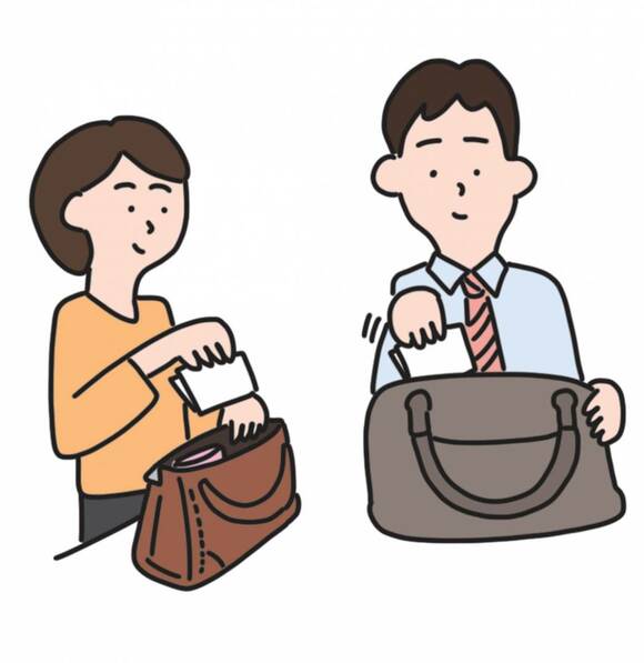 鞄に書類を入れる夫婦の様子