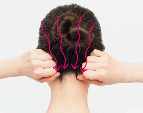 後ろ向きこぶしを襟足ちかくに