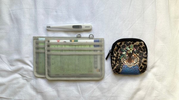 子どもが旅行中に高熱を出した経験から、体温計と解熱鎮痛剤、保険証は必ず持参。