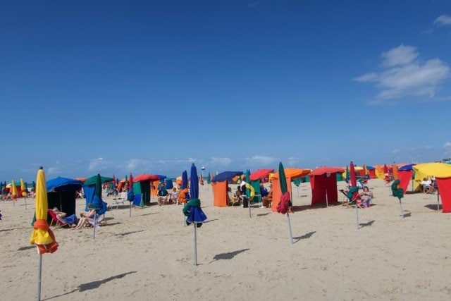 砂浜のパラソル