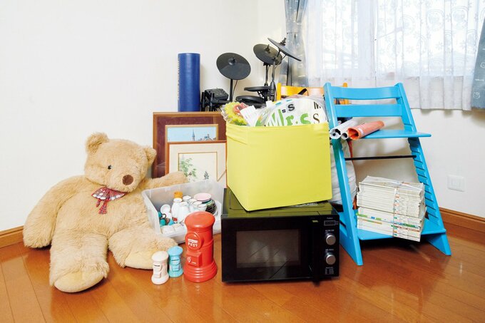 ぬいぐるみや電子レンジ、ベビーチェア、本、食器など