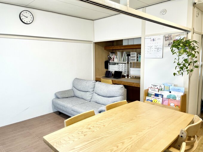 ふすまを外して、ダイニングテーブルを部屋の中央に配置