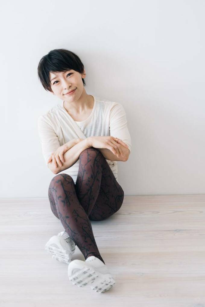 座っている星野さん