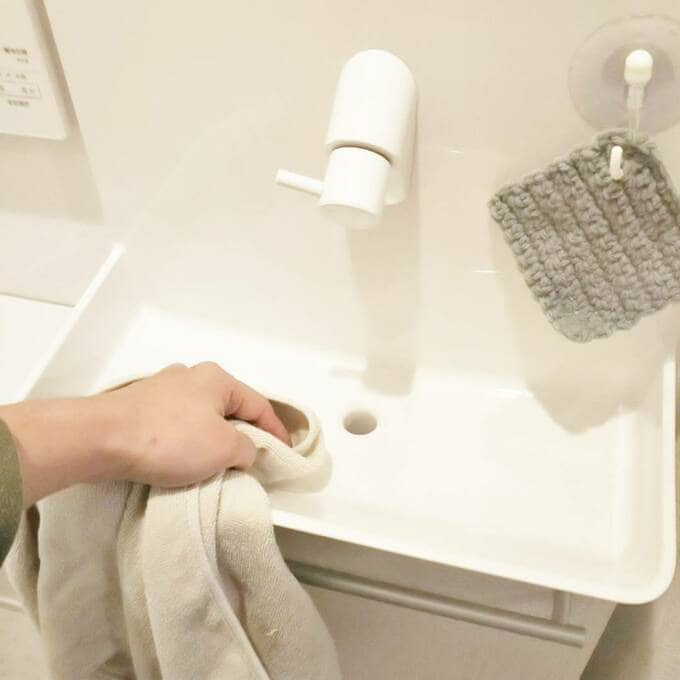 アクリルタワシでさっとこすってタオルで水をふき取ります。