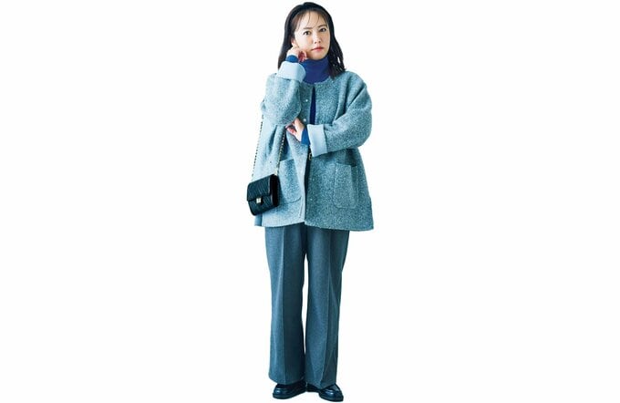 磯山さやかさんの青ニットノーカラーアウターのコーデ