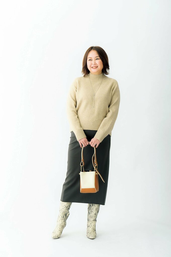 ベージュニットナロースカート女性