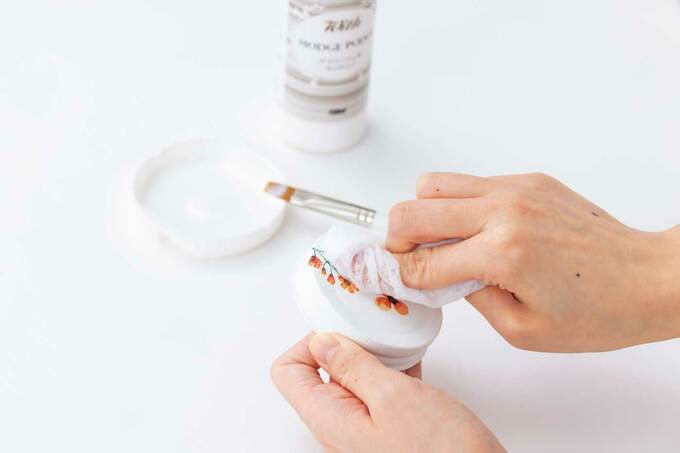 ウエットティッシュで密着させる