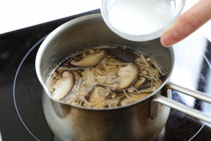 水溶き片栗粉を入れる様子