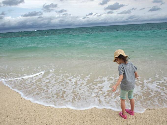 浜辺で波と遊ぶ女の子