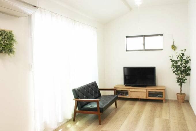 テレビの前にソファ