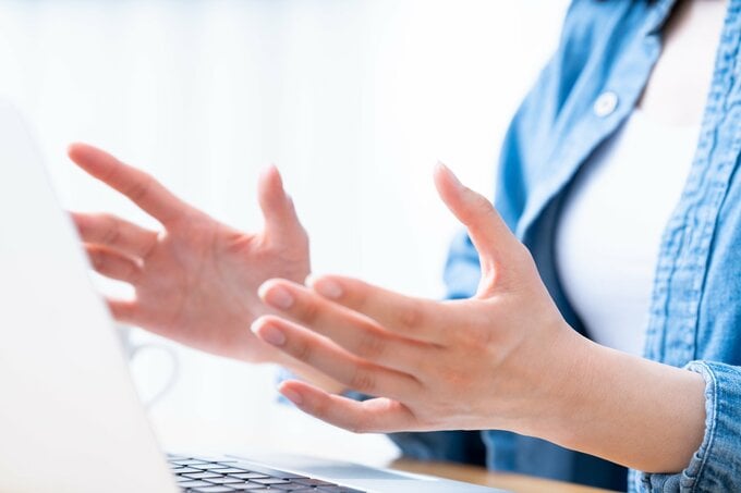 パソコンを持つ女性