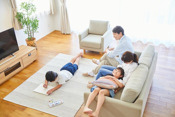 リビングで過ごす家族