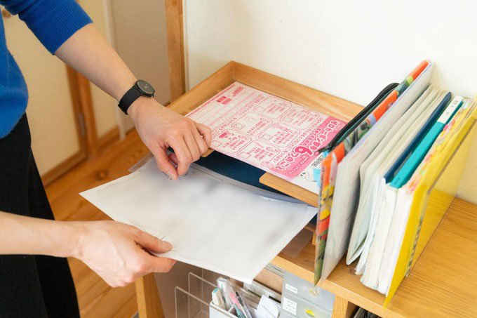 プリントを戻す女性