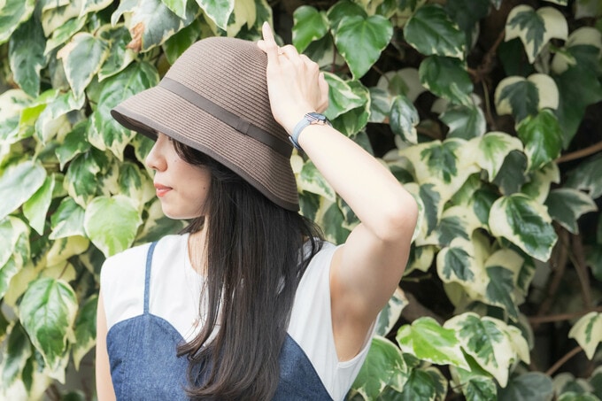 帽子をかぶる読者