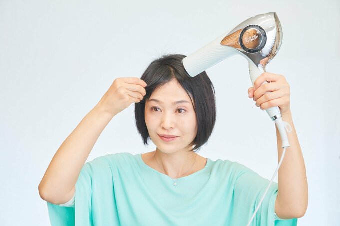 髪を乾かす女性