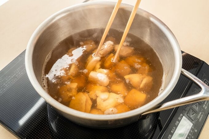 鶏肉を入れ、火が通るまで煮る
