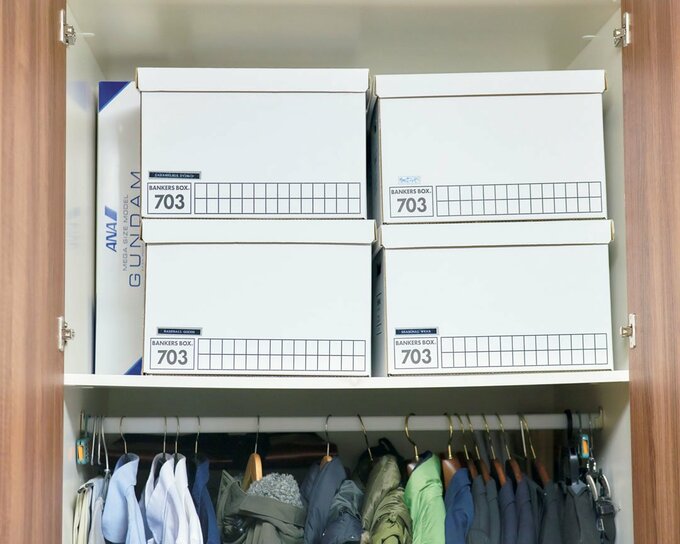 棚に白段ボール4つ