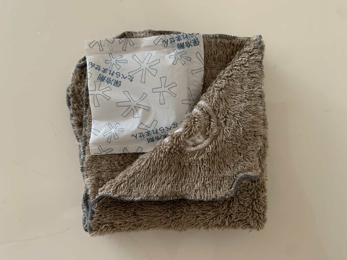 保冷剤はタオルハンカチにくるんで見た目も気になりません