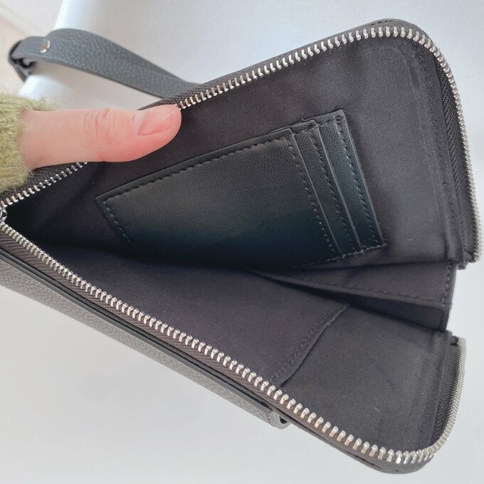 3段のカードポケットつき