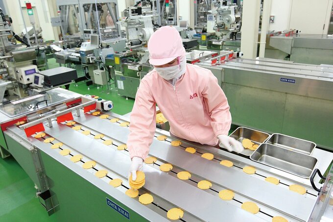 焼き上がりから袋詰めまでの工程を、窓越しから見学できます