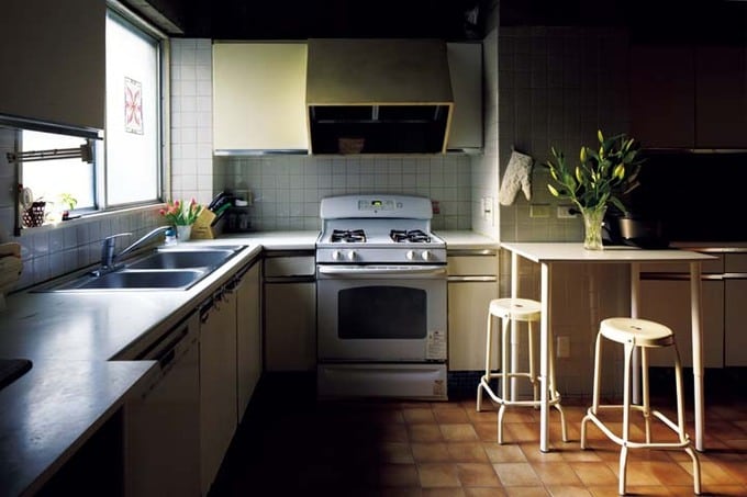 床を張り替え、天井を外し、露出した配管を整理したキッチン