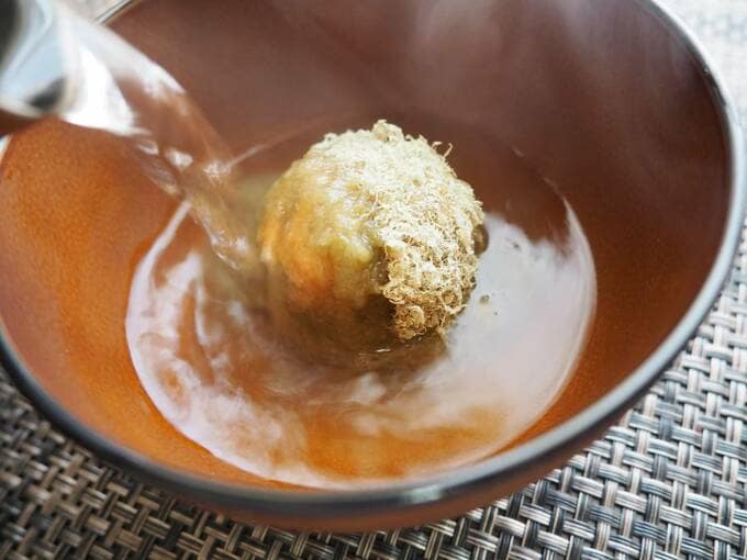 みそ玉が入ったお椀にお湯を注いでみそ玉が崩れる様子