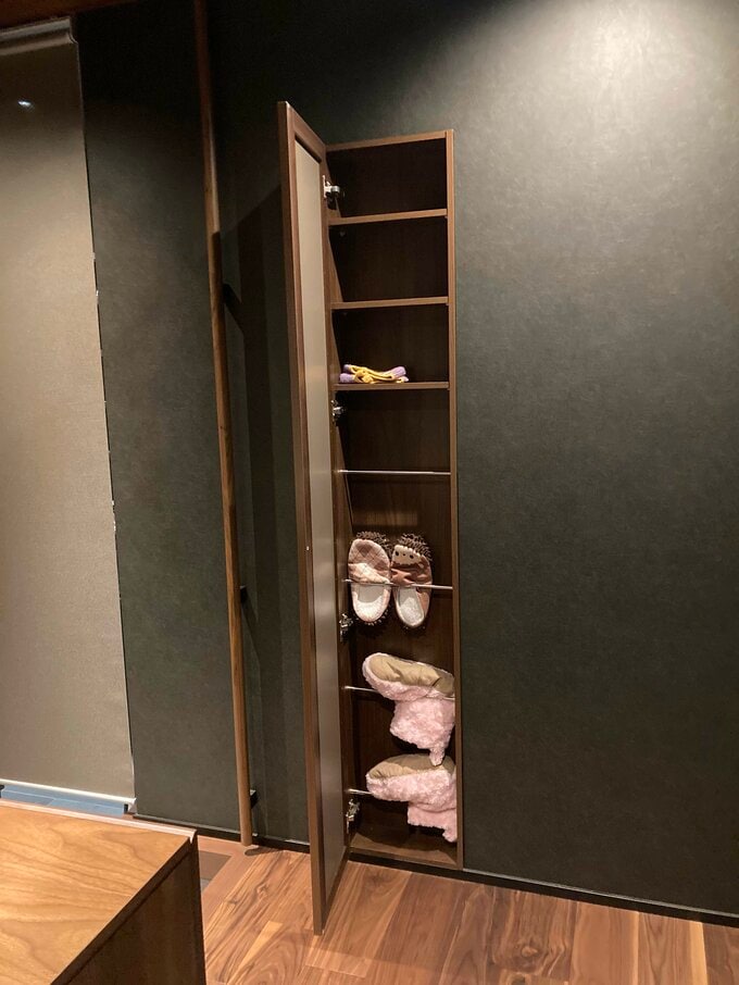 鏡の裏はスリッパ収納