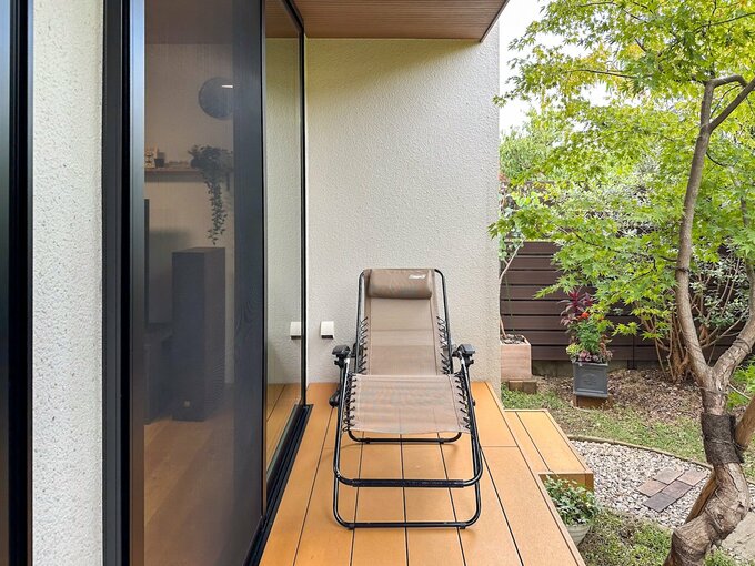 ウッドデッキとリクライニングチェア