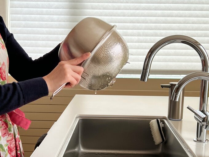 サラダの水きりをするFujinaoさん