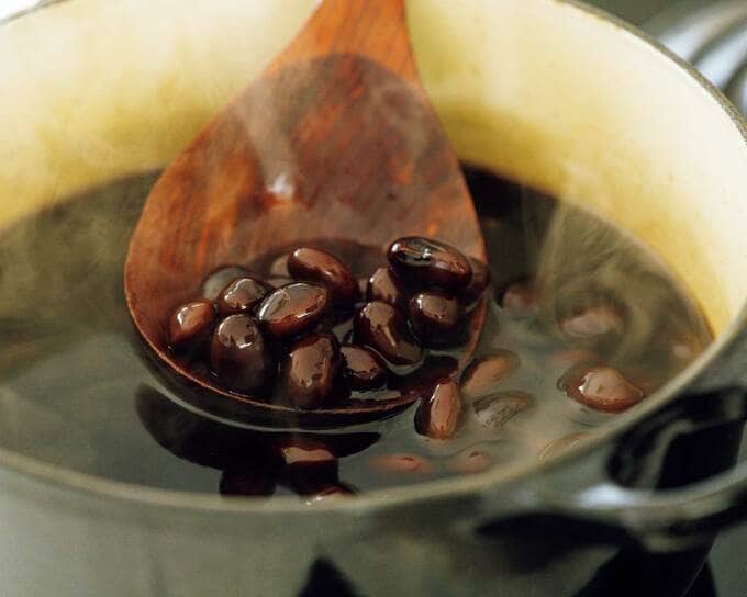 黒豆を煮る