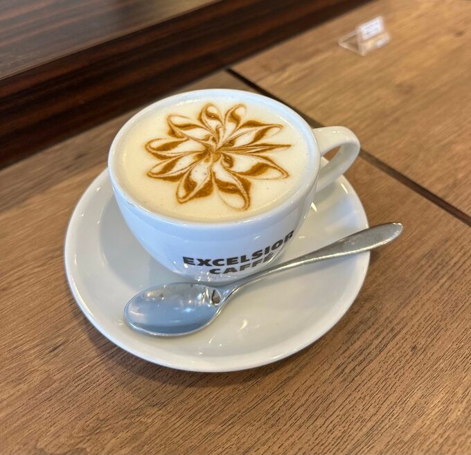 カフェでコーヒーを飲みながら自分を整える朝時間