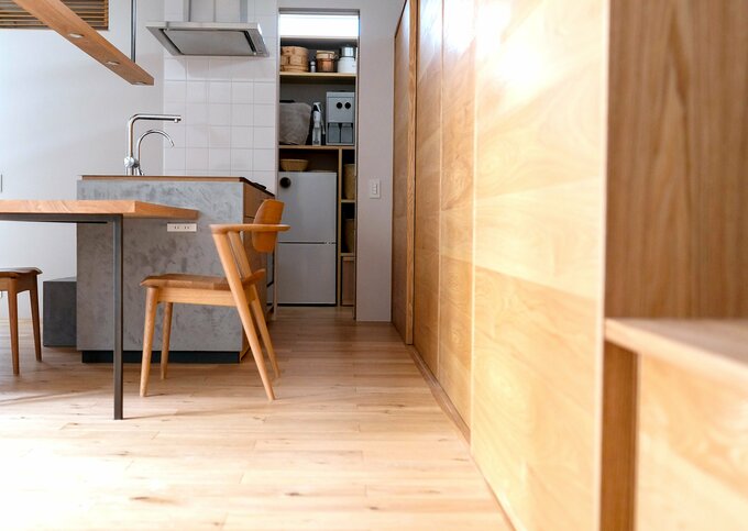 床はフラットに