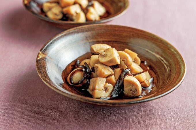 器に盛られたマッシュルームの塩昆布酢漬け