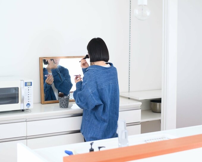 メイクをする女性