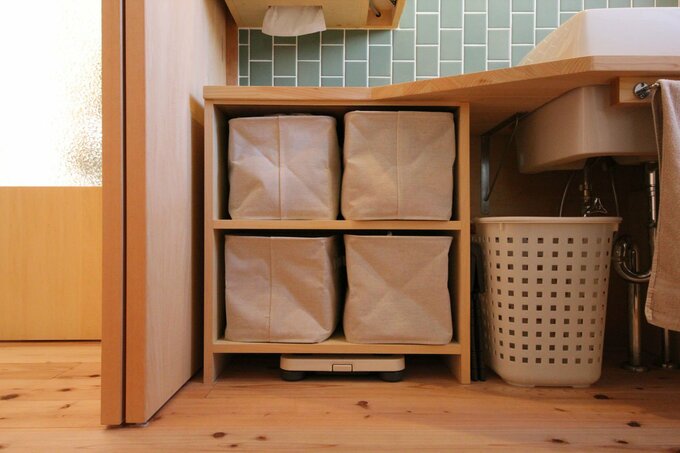 棚を設け、家族分の衣類ケースを保管