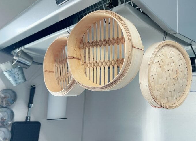 せいろがキッチンで干されている様子