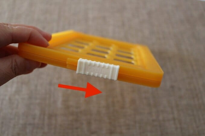 ロックパーツをスライド