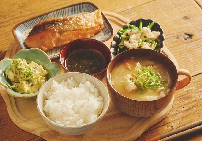 ごはん、みそ汁、焼き鮭など、1人分の夕食がトレイにのっている