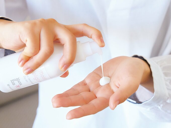 ボトルから手に出しているところ