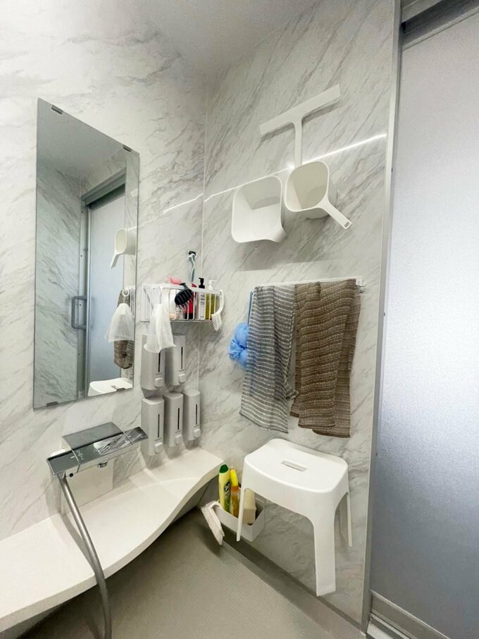 浮かせる収納が大活躍の壁