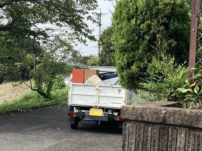 後ろから見た軽トラ