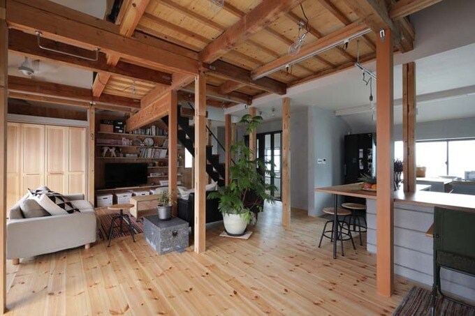 あたたかみのあるレッドパインの床