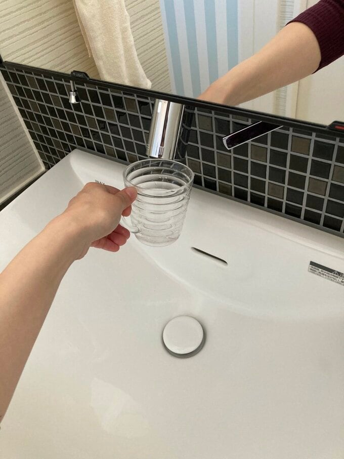 吐水口にコップを近づける