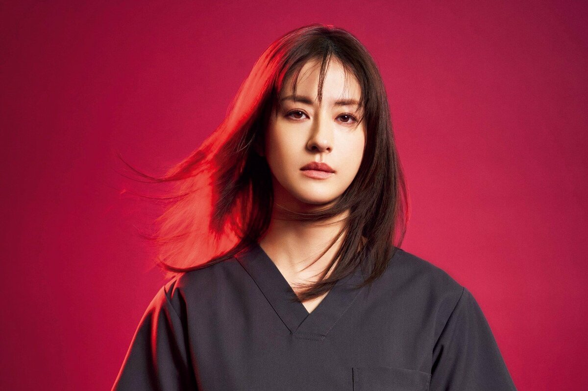 ドラマ『Dr.アシュラ』主演の松本若菜さん。「キットを持ち帰って、針