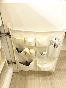 フックにウォールポケットを掛けてポケットに収納