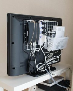 足にひっかかるコード類は壁面収納がおすすめ