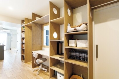 ネコの遊び場＆テレワークの場になる棚、つくりました：マンションリノベ事例