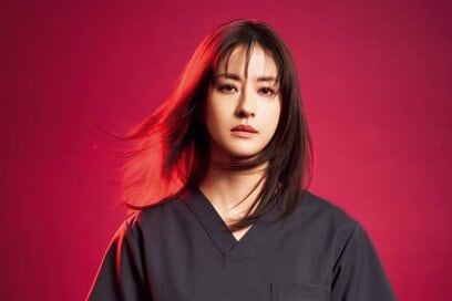 ドラマ『Dr.アシュラ』主演の松本若菜さん。「キットを持ち帰って、針と糸で傷口を縫う練習をしています」