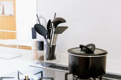 「シンクが洗い物だらけで憂うつ！」を解消。ストレスが減るキッチン収納のコツ3つ